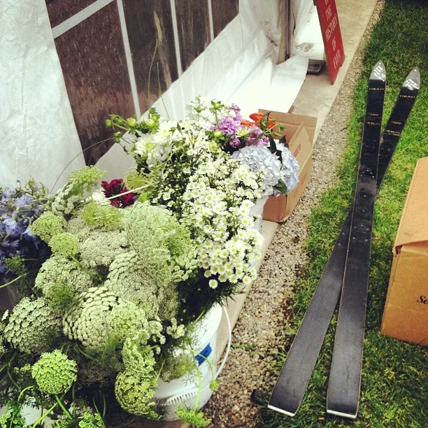 Flowers and skis. All the signs of another mountain wedding at the @keystone_resort. // #KeystoneMoments #KeustoneWeddings