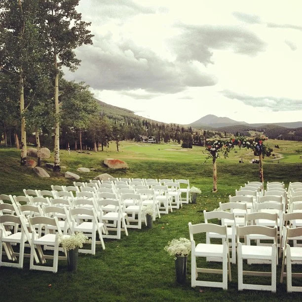 And the ceremony is all set and ready to go. // #keystoneweddings