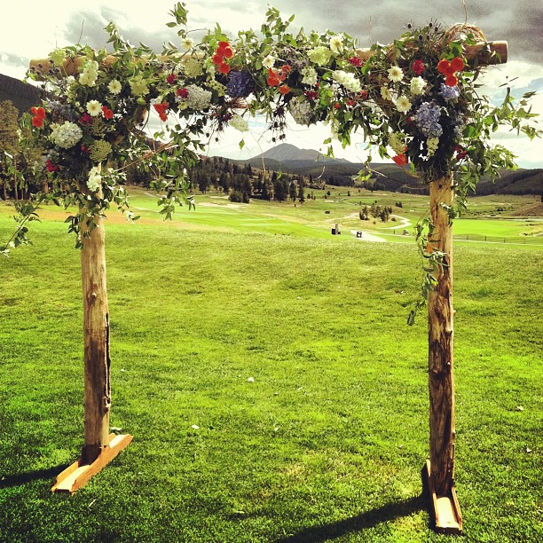 And the arch is finished! How does it look? // #keystoneweddings