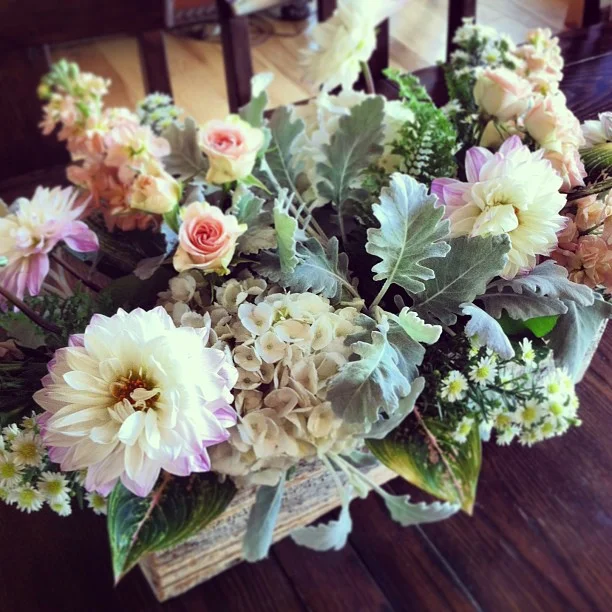 Table centerpiece is ready for guests and grub. // #breckwedding