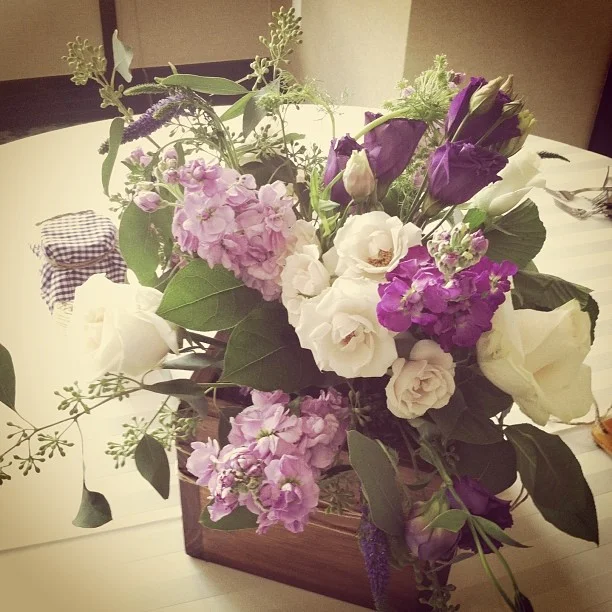 Table centerpieces in wooden boxes. // #breckwedding