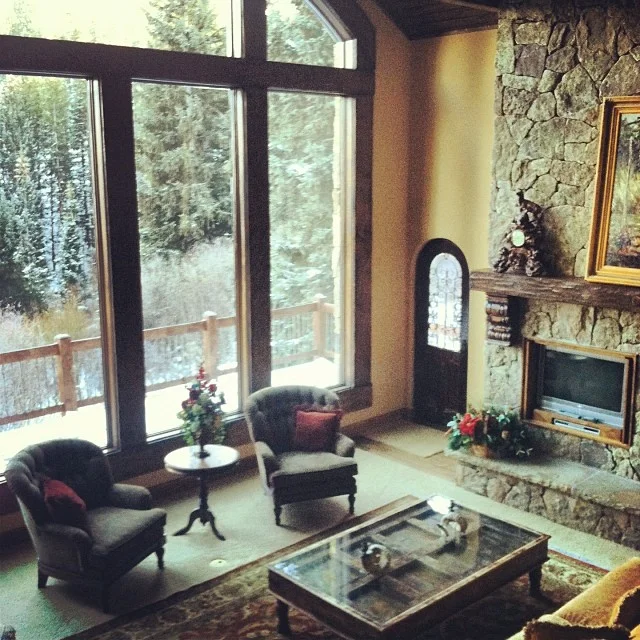 Such a nice house from @paragonlodging! I love these huge windows.