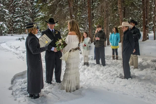 Shannon + Sandy: Winter Wedding Elopement in Breckenridge, Colorado [Sneak Peek]