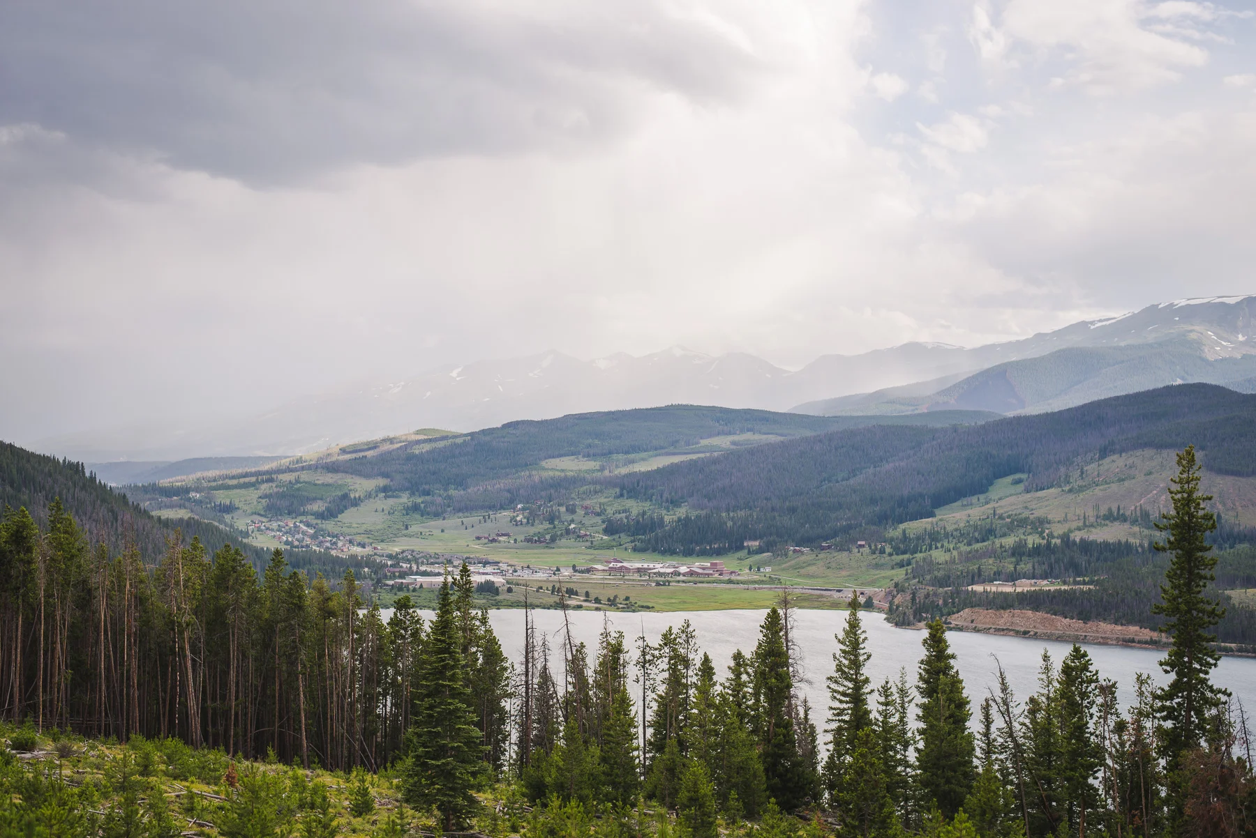 colorado bride and groom small wedding by lake dillon | summit mountain weddings | rain over breckenridge