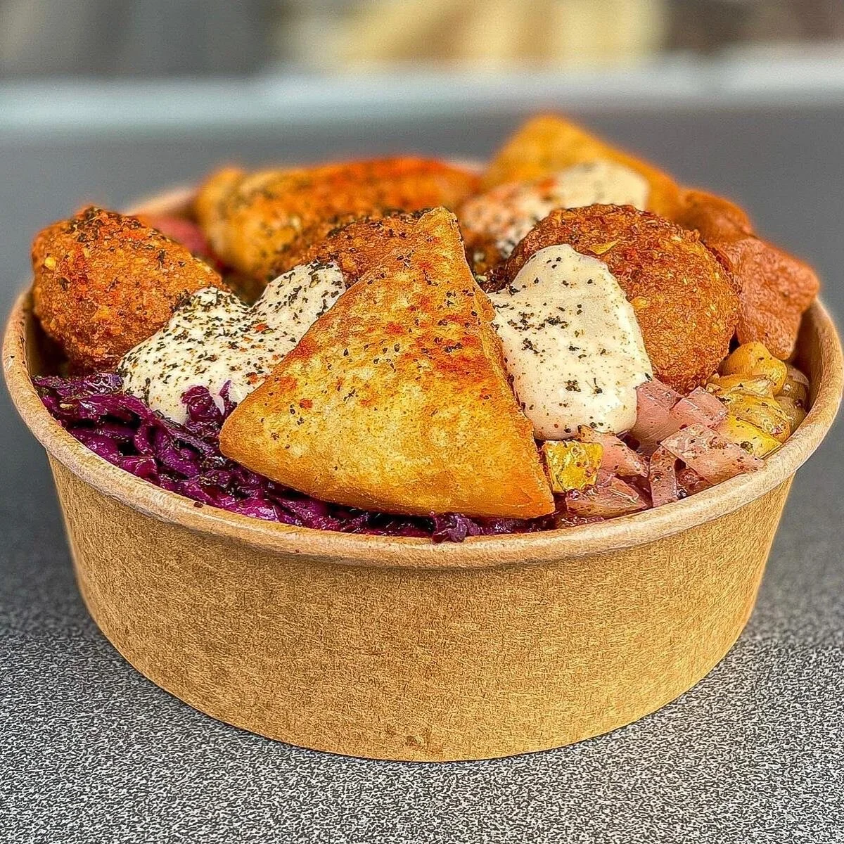 When you actually look forward to having salad for lunch 😍

Our salad boxes are complete with falafel, crispy pitta chips and all the vibrant flavours! 

.
.
.
#hummus #middleeasternfood #falafelicious #veganbowls #foodporn #vegansofig #vegan #plant