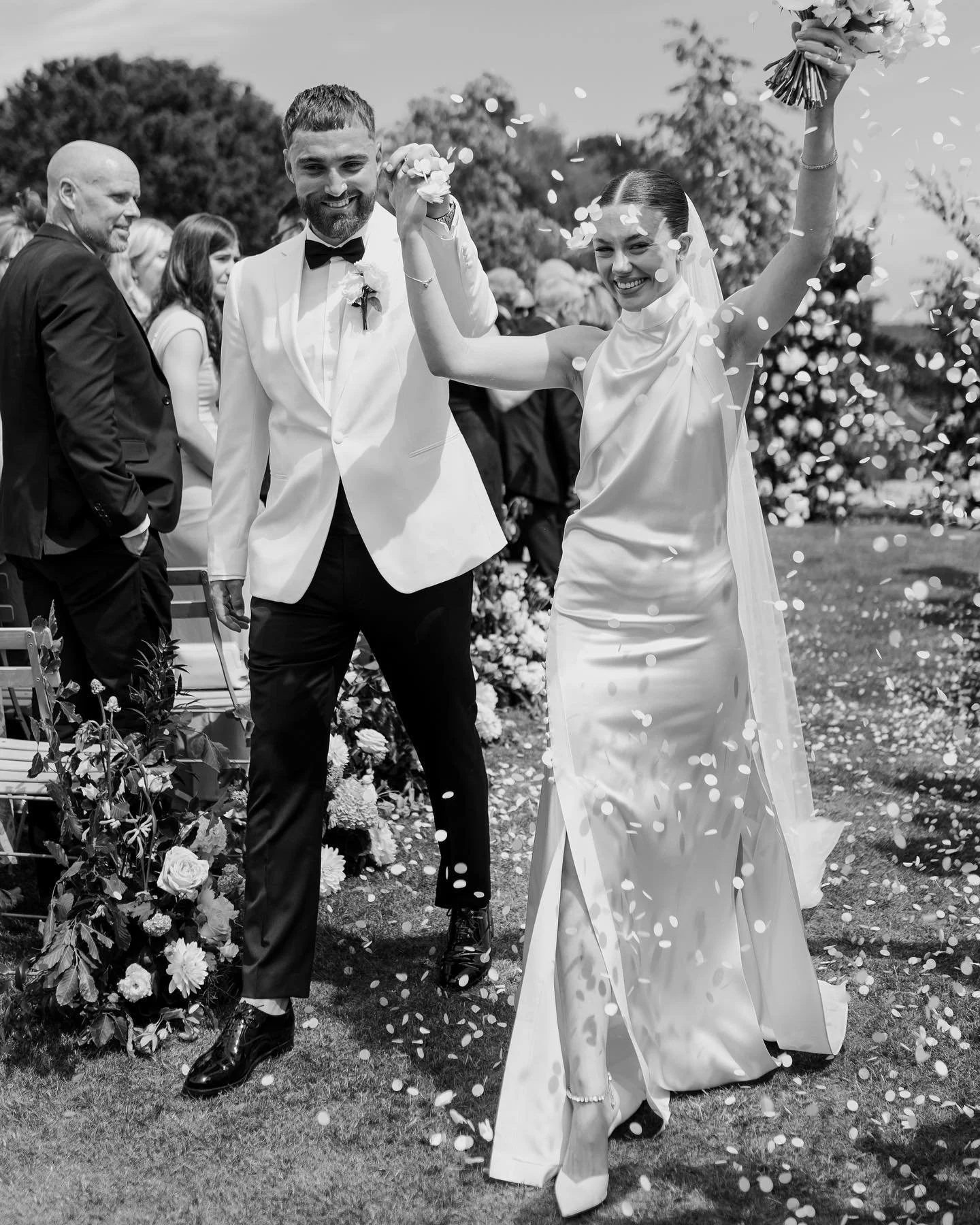 Lilie &amp; Jared | Kin House ✨

Dress @brownsbride @daniellefrankelstudio 
Venue @kinhousewiltshire 
Florist @rosyleaflorist 
Mua @amyrosemakeupartist 
Hair @goldsworthyshair 
Second Photographer @kirstylouisephoto

&mdash;

#kinhousewedding #browns