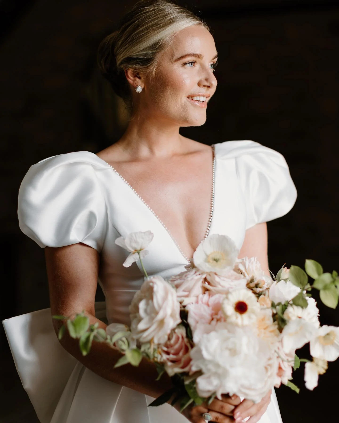 Beautiful Issy. The most talented florist and she&rsquo;s a beauty both inside and out ✨@wizzandwild

Make up @byannabellamakeupartist 
Dress @laceandgracebridalboutique 
Hair @hairbykansas 
Florist @wizzandwild

#timelessweddingphotography #cotswold