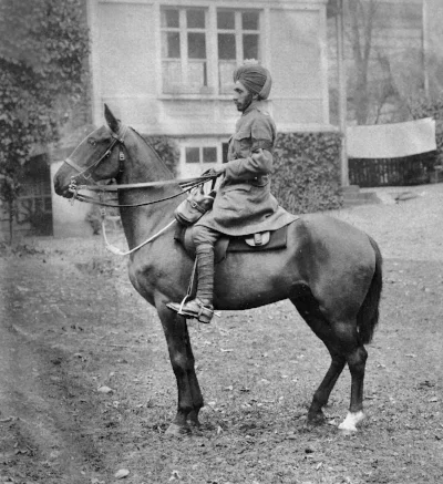 Tom’s groom, Dafadar Arjan Singh, mounted on Daisy in Saint-Valery-sur-Somme, Christmas 1916. He was awarded the Distinguished Conduct Medal. © Westmacott Family Archive