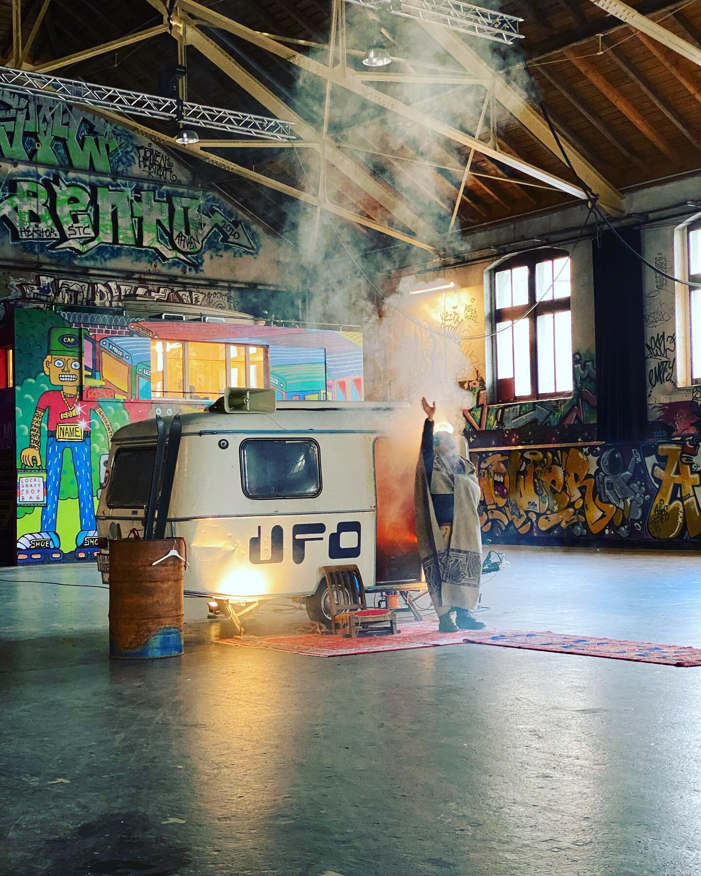 @cirquedeloin @grosse_halle_reitschule #ufo #coronaconformculture #cirquedeloin #cirque #reitschule #bern #showtime