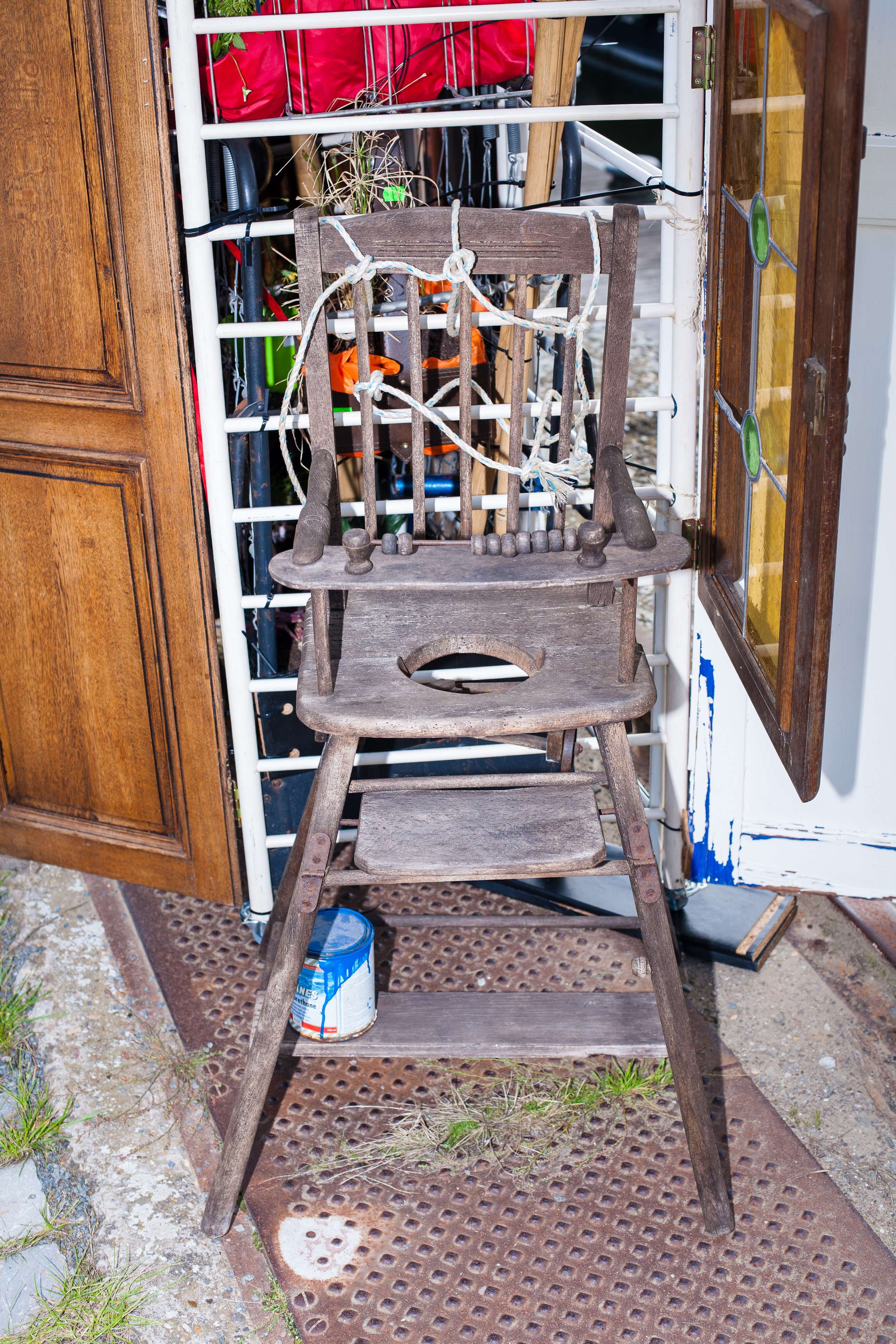 A multifunctional children chair