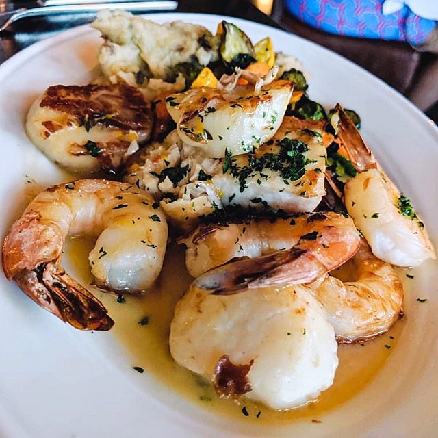 Broiled Ocean Platter: Shrimp, scallop, catch of the day, citrus herb buerre blanc, mashed potatoes, and house vegetables 
_ 📸: @donnmigueldurante  _ #natedoesfood #nomnomjax  #ribeye #igersjax #onlyinduval #duval #eatjax #eatdrinkjax #drinkjax #ilo