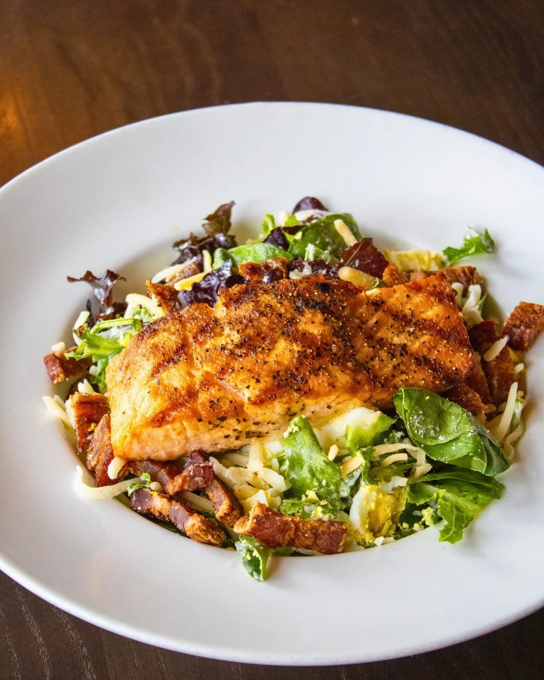 Who says salads are just for summer? Our Grilled Salmon Salad brings cozy fall vibes to your plate. 🥗