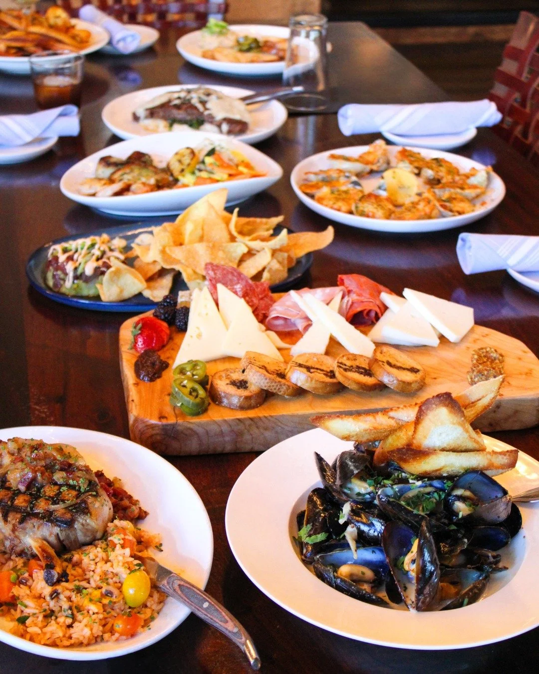 The most festive season of the year is upon us.✨ Filled with amazing dinners, good wine, and unforgettable moments around the table. 🎄🍷