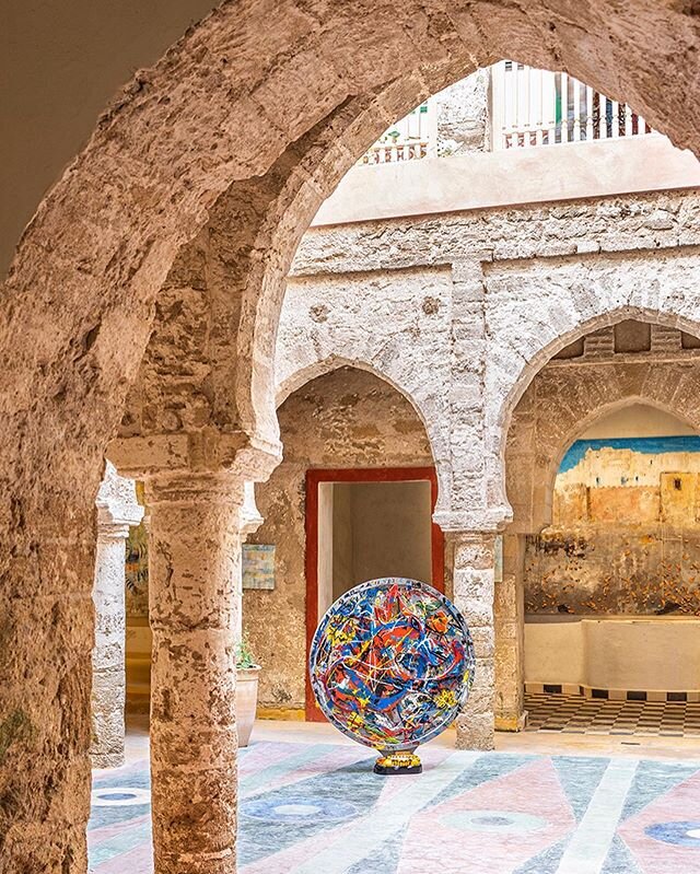 Essaouira m&eacute;dina art gallery .
Le R&eacute;al Mogador.
Exhibition of the German artist Britta Reinhardt.

@britta_reinhardt #britta_reinhardt #lerealmogador 
@lerealmogador 
#essaouira #medinaessaouira #essaouiramedina #travelphotography #trav