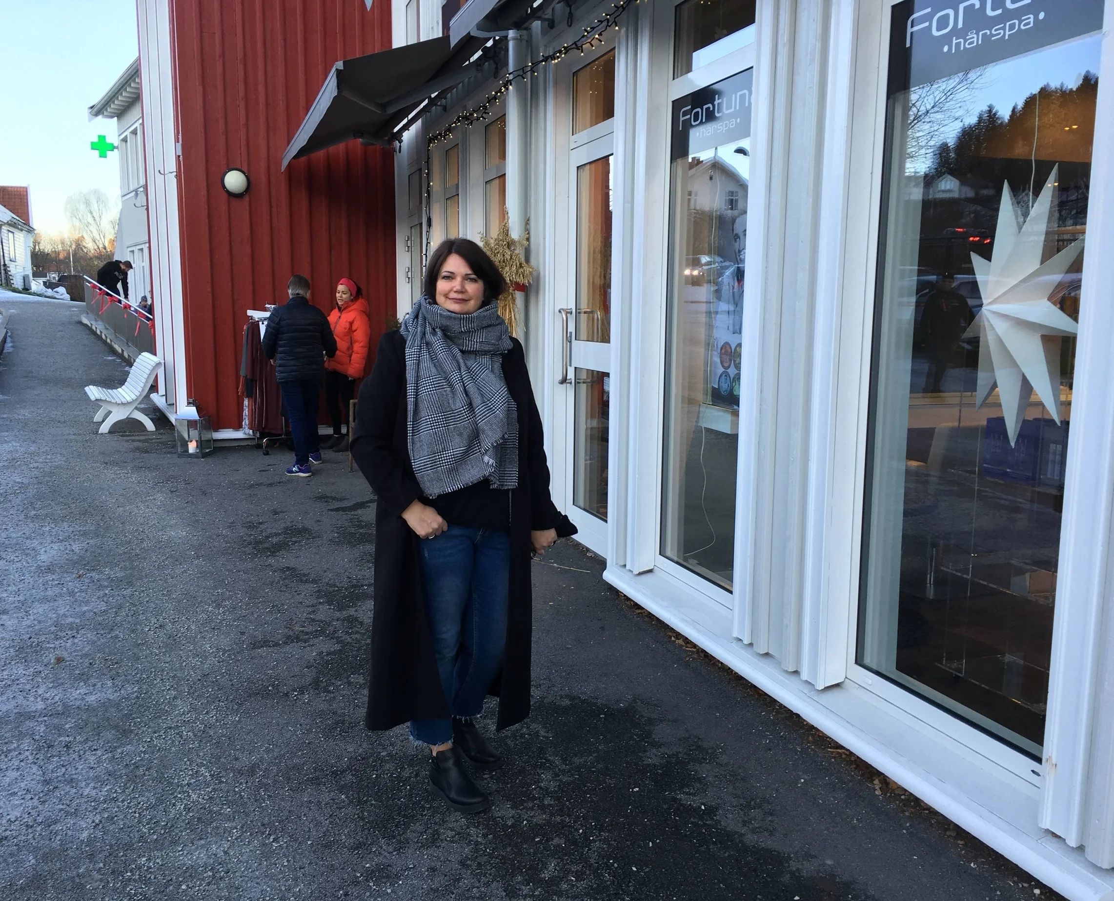 The cool combo (black coat with blue jeans) 