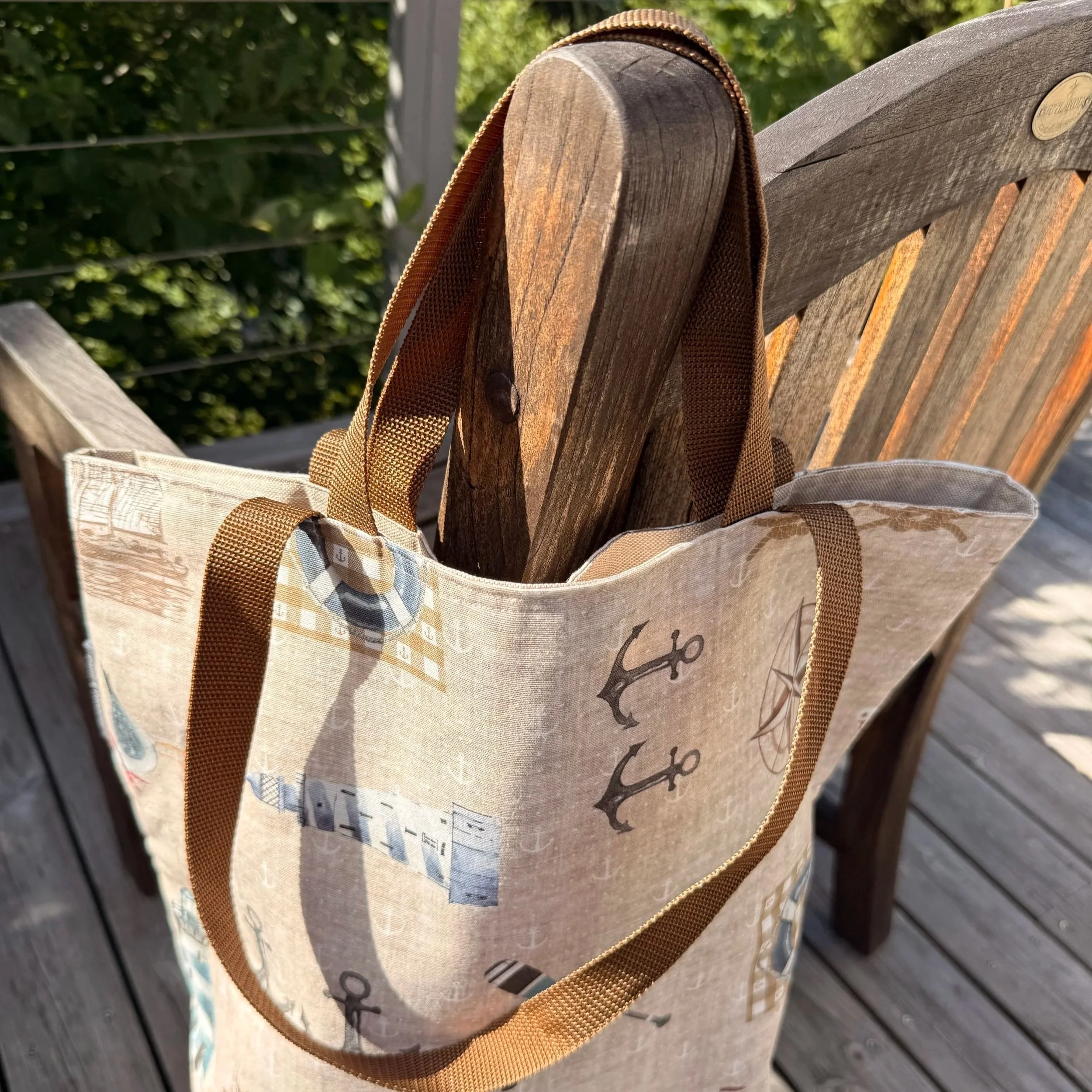 Detailed view of the handles of the Capri summer bag.
