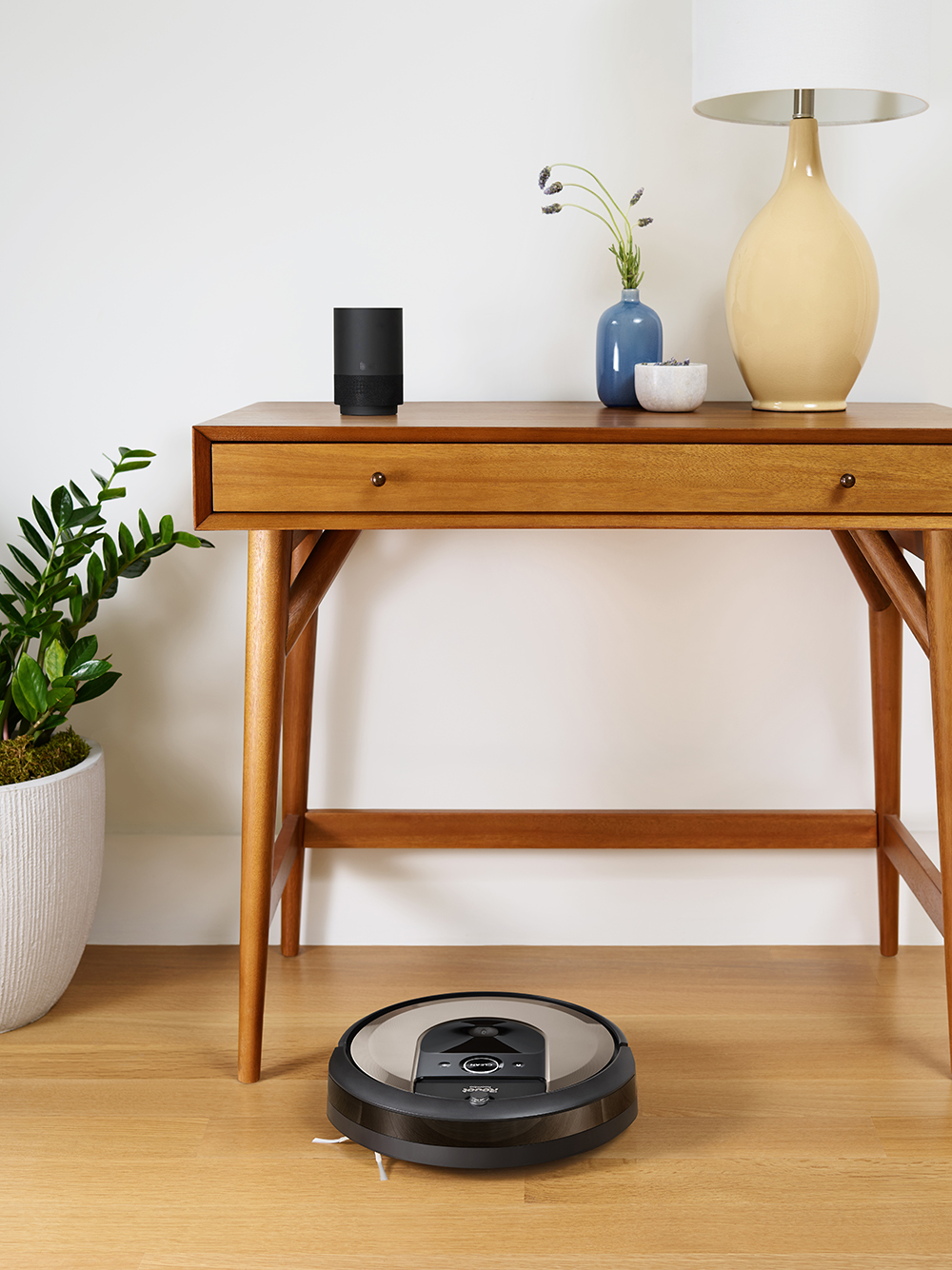 irobot_i7_i7+_Champagne_Photo_InSitu_AliGenie_Table.jpg