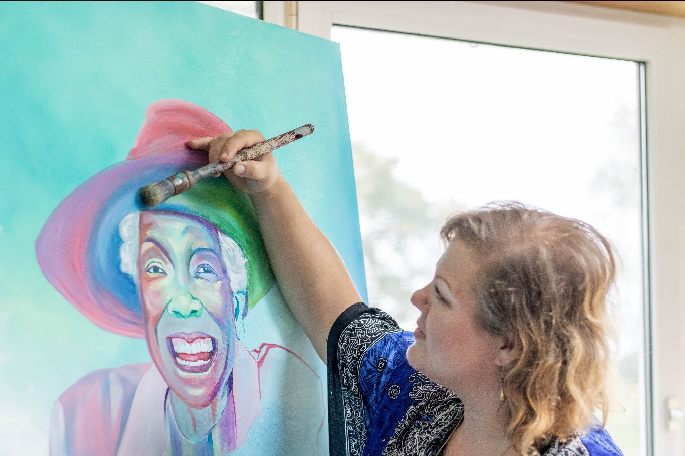  Sample photo of an artist in action 