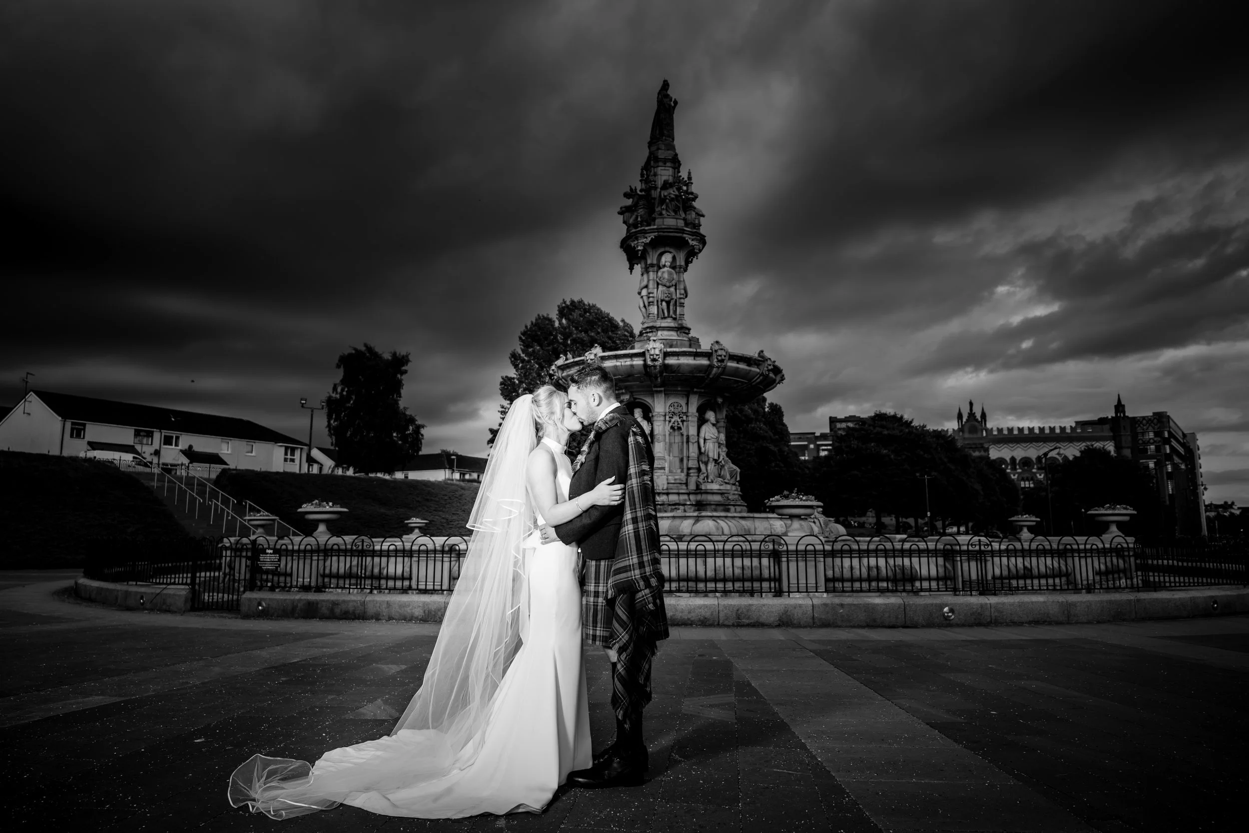Fiona and Matthew's Glasgow Wedding Photos at Glasgow University and West On The Green