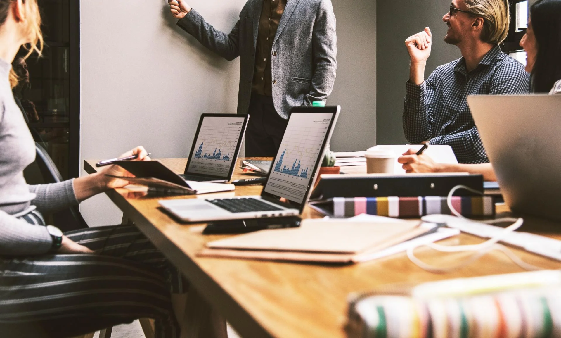Modern-Meeting-Room-Design-Header-Image1.jpg