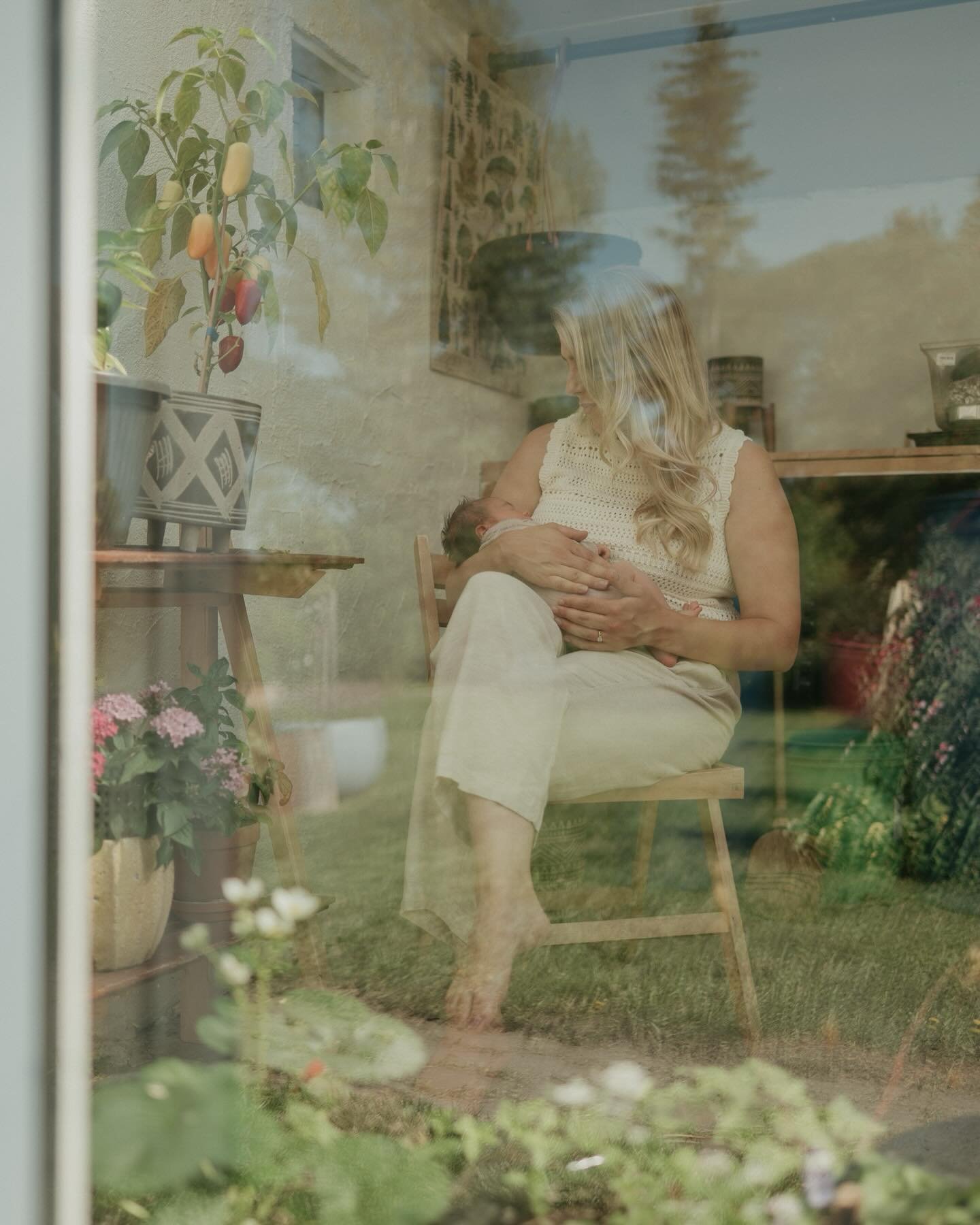 The most chill, free flowing newborn session. We wandered the vintage inspired house and flower filled backyard. Capturing all the fleeting moments and real life charm &hearts;️