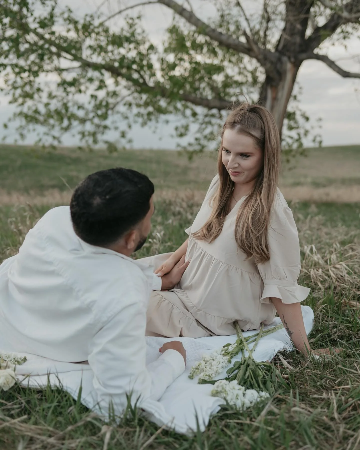 Keep swiping to see the cutest pregnancy reveal 🩷💙 

I needed to pinch myself driving home from this session. I get to document some of the most precious and meaningful moments in my clients lives! Like c&rsquo;mon! What an honour!