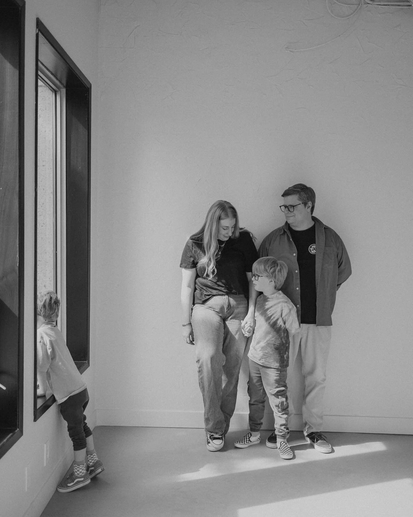 A casual fam hang in studio. This is another set from my motherhood minis a few weeks back and it needed a permanent spot here. &hearts;️
.
.
.
.
.
@theattic.hystudio is 👌🏼👌🏼👌🏼