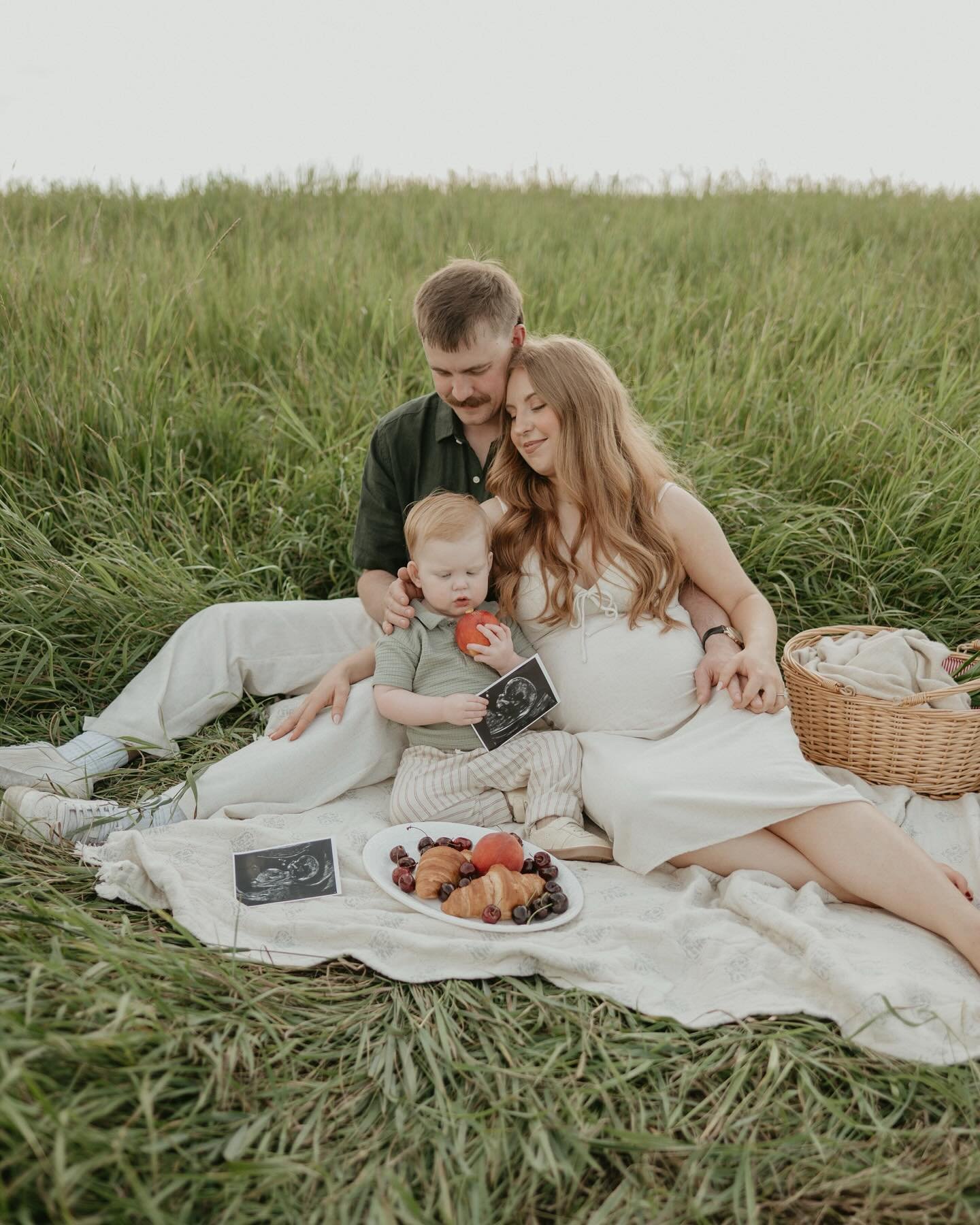 🥐 🍒 🍑 👶🏼 

If I could sum up a session in emojis&hellip;it would be those! I&rsquo;ve been meaning to share this session for months now (these photos were taken back in July 🙃) but trying to create posts during my busy season is not easy!

So w