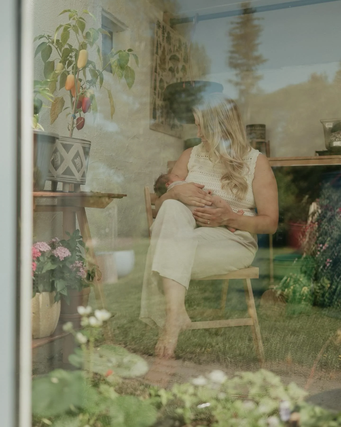 The most chill, free flowing newborn session. We wandered the vintage inspired house and flower filled backyard. Capturing all the fleeting moments and real life charm &hearts;️