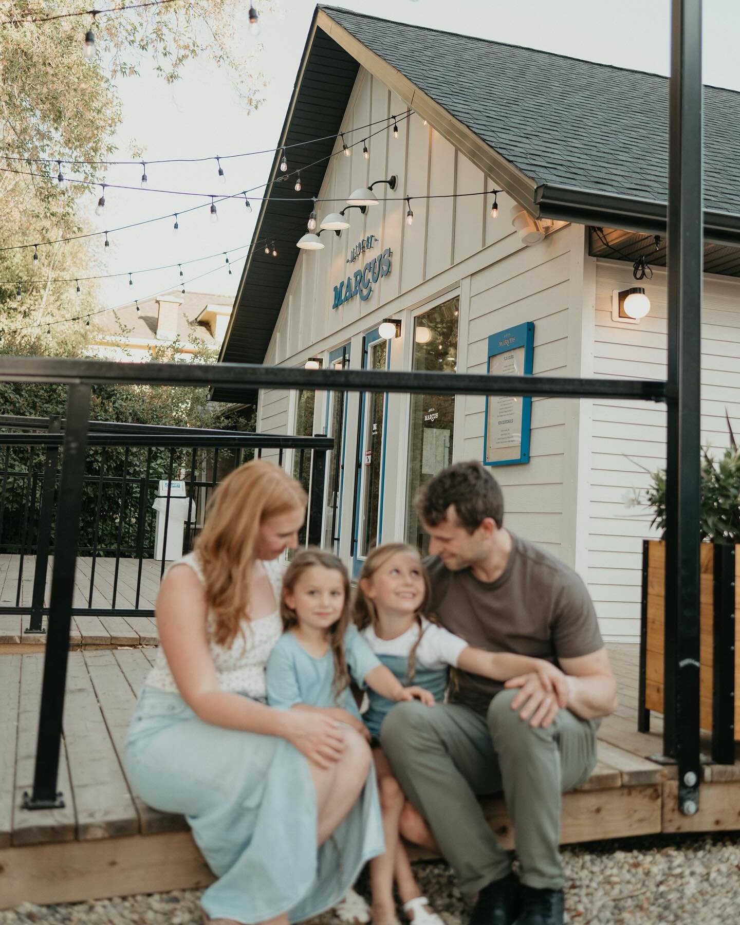 a family session at the local ice cream parlor is always a good idea🍦🍨 this session was full of silliness and laughs&hellip;just the way it&rsquo;s supposed to be &hearts;️

thank you @madebymarcus for letting us use your space and for making the b