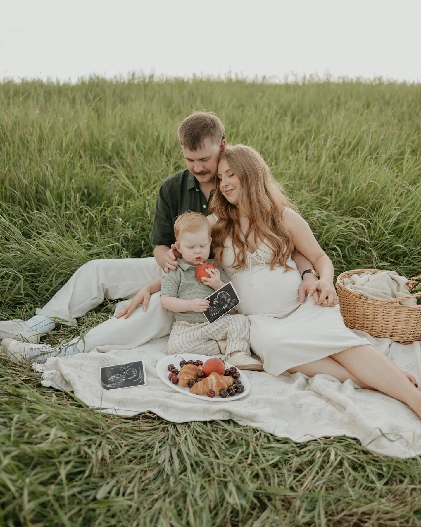 🥐 🍒 🍑 👶🏼 

If I could sum up a session in emojis&hellip;it would be those! I&rsquo;ve been meaning to share this session for months now (these photos were taken back in July 🙃) but trying to create posts during my busy season is not easy!

So w