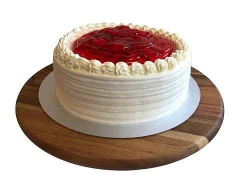 Pastel mediano envinado con relleno y cobertura de fresa natural. Tamaño perfecto para 8 personas.
