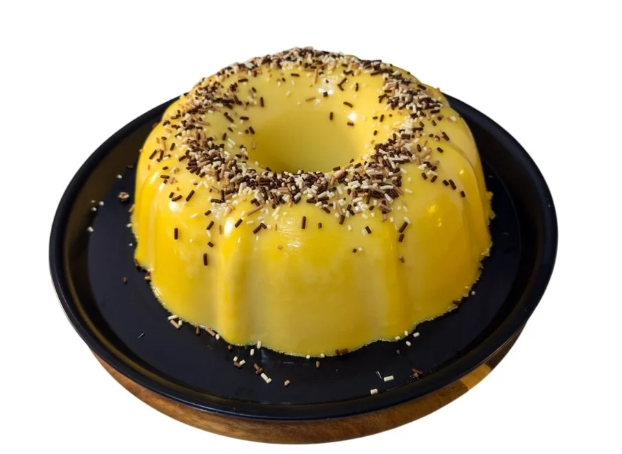 Gelatina con sabor tradicional a rompope, decorada con chispas de chocolate. Postre único y artesanal de Bislee.