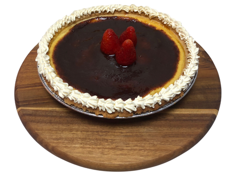 Delicioso pay de queso horneado con cobertura de fresa natural, decorado con crema batida y fresas. Perfecto para compartir.