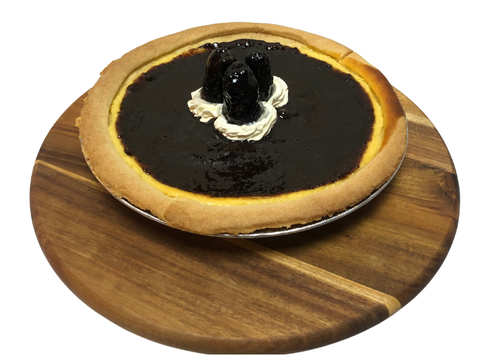 Pay de queso horneado con zarzamora natural, decorado con crema al centro. Postre tradicional con el sabor único de Bislee Pastelería.
