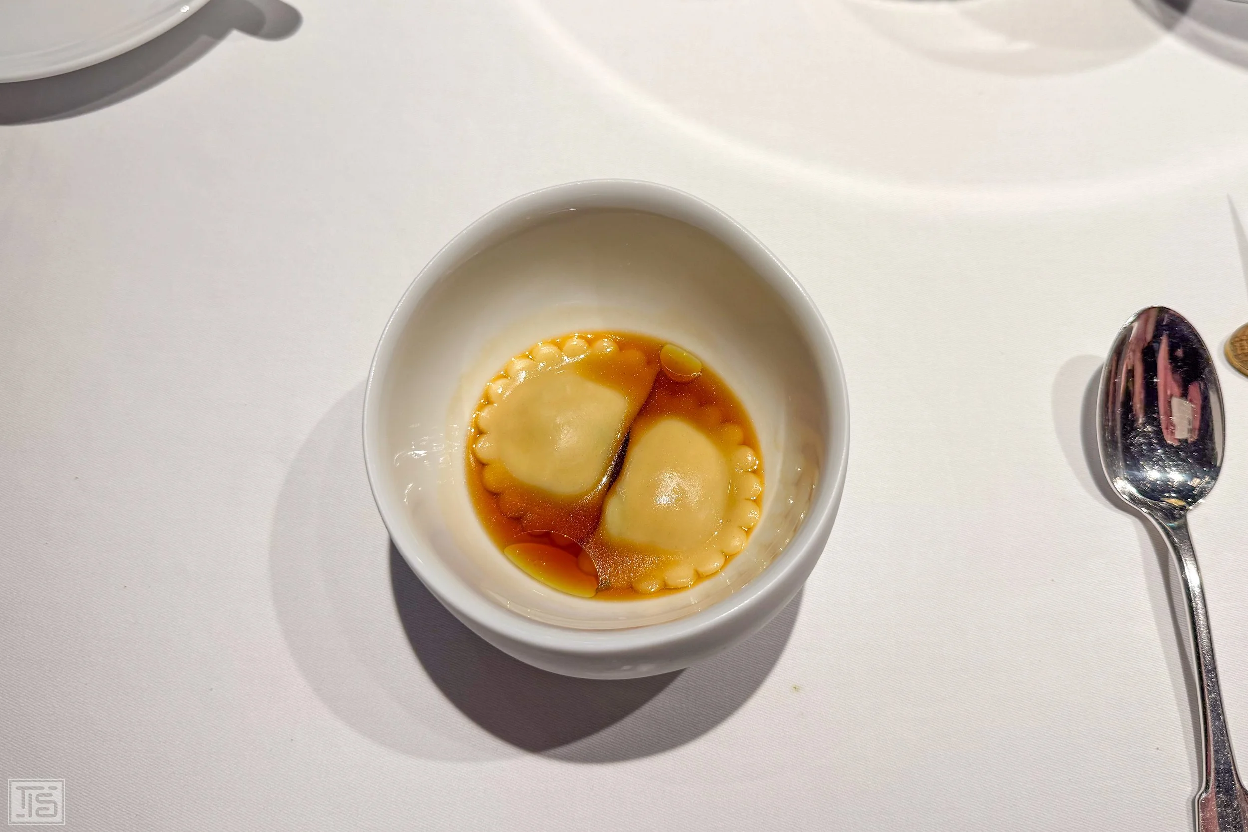Ravioli von der Entenkeule mit Gyokuro-Entenconsommé im L'Effervescence Tokio