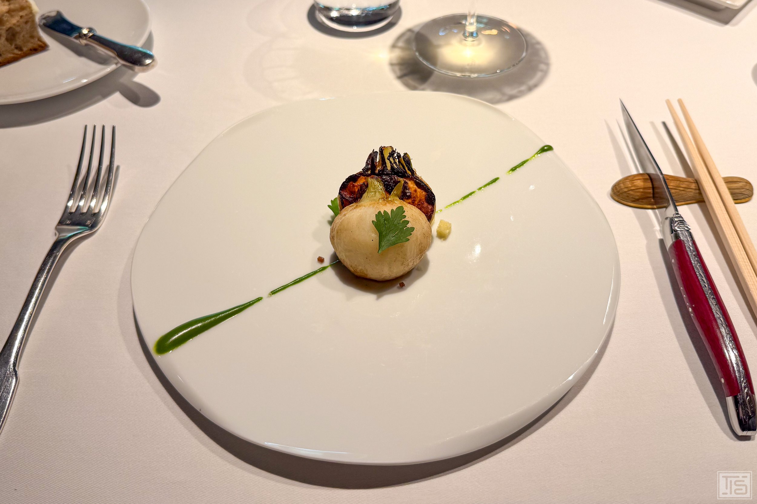 Fixpunkt: sous-vide gegarte Navette mit Beurre noisette und Kintoa-Schinken im L'Effervescence Tokio