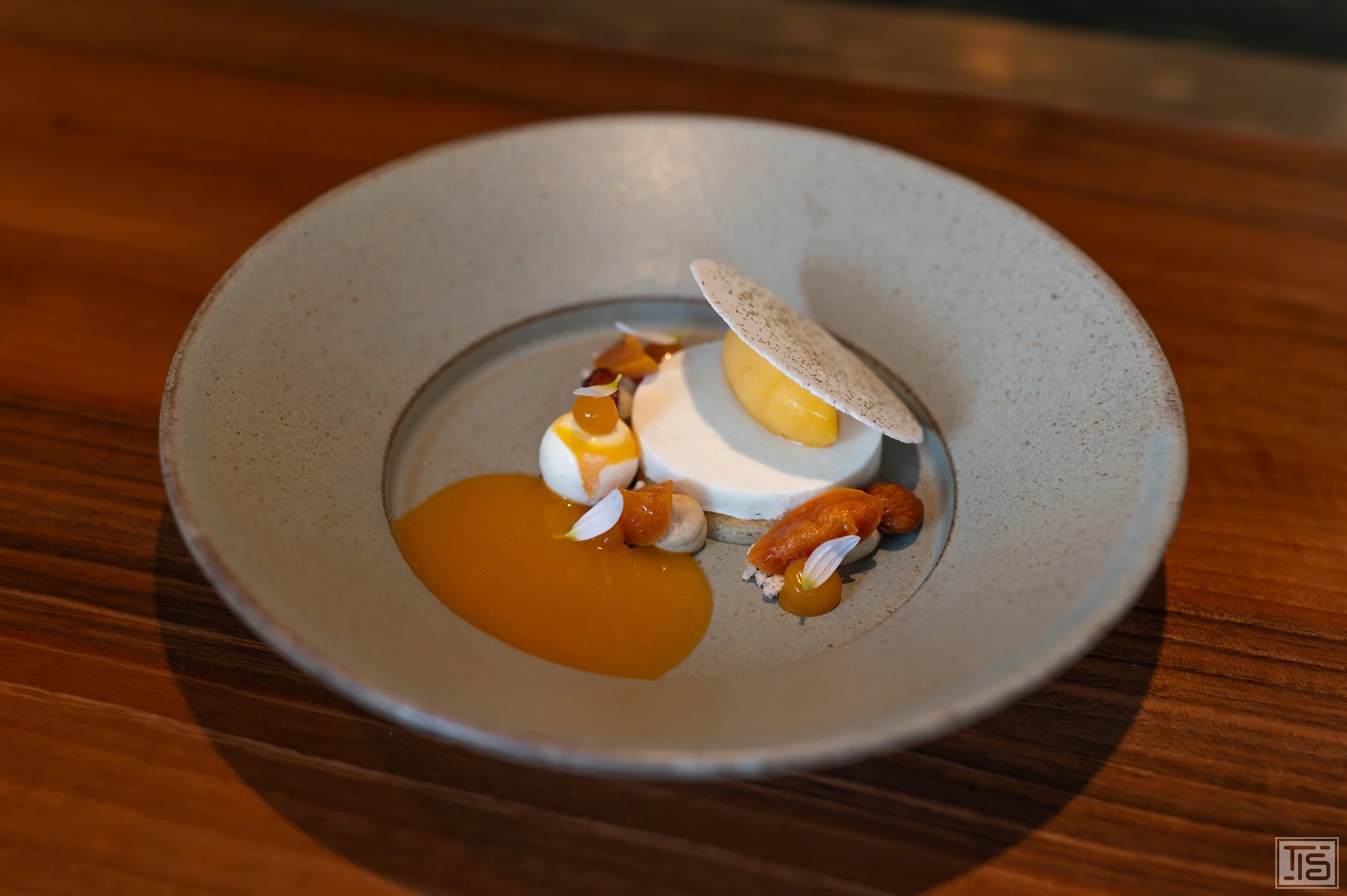 Dessert aus Aprikose, Heu und fermentiertem Honig, The Counter Zürich