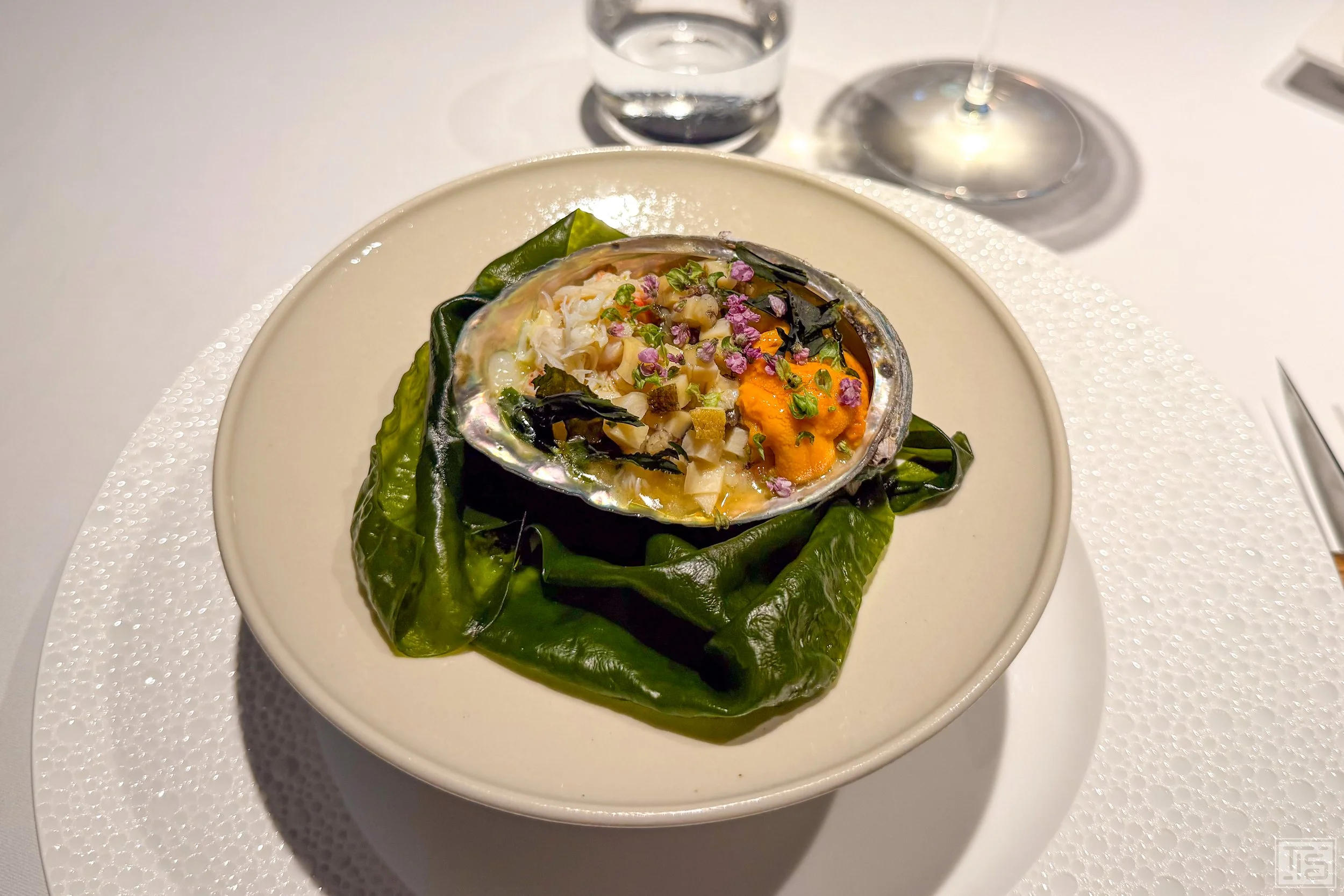Tricolore aus Seeigel, Abalone und Rosshaarkrabbe auf Sasanishiki-Risotto im L'Effervescence Tokio