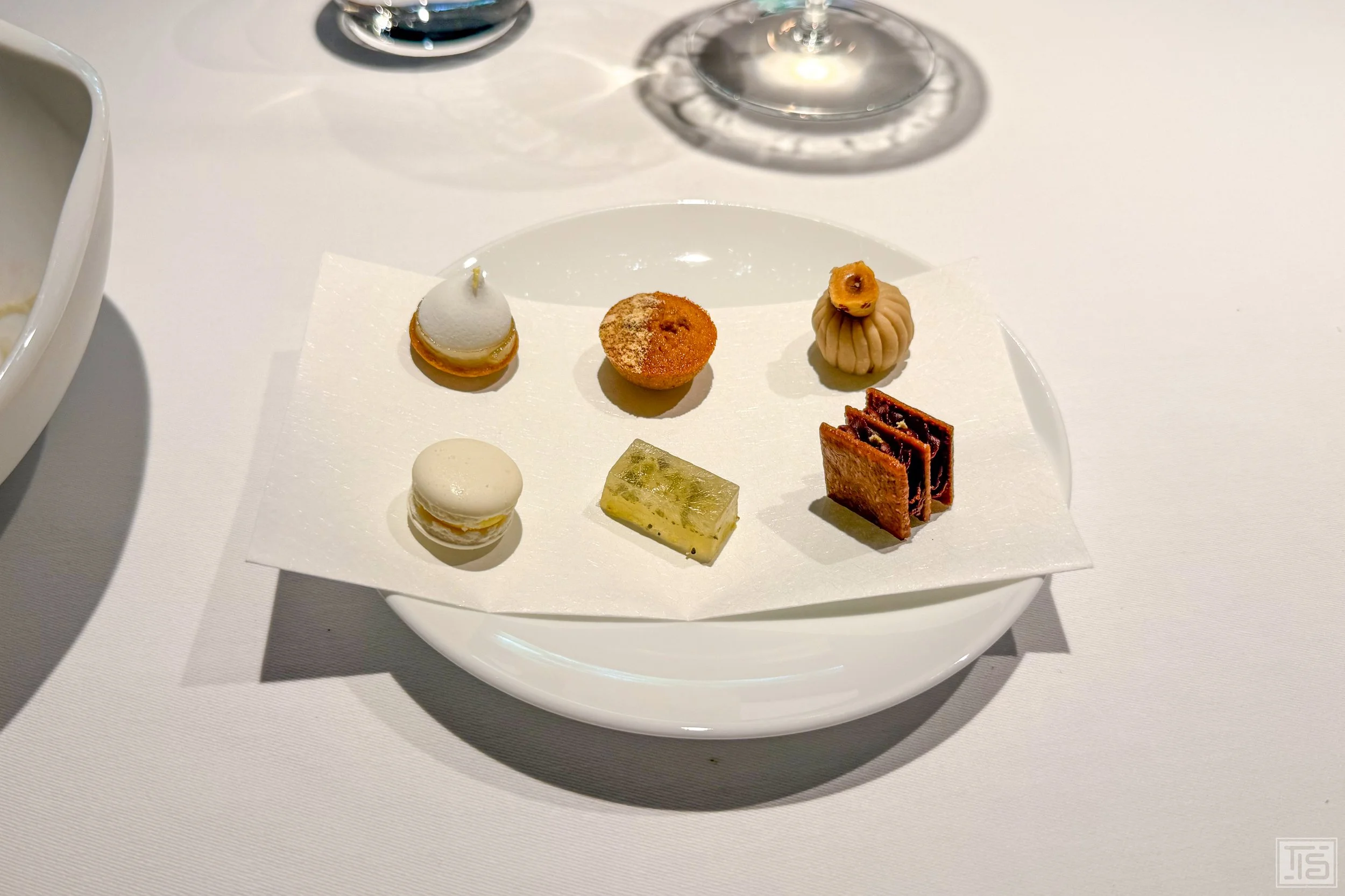Petits Fours mit Kawachi-Bankan-Kristall und Matcha im L'Effervescence Tokio