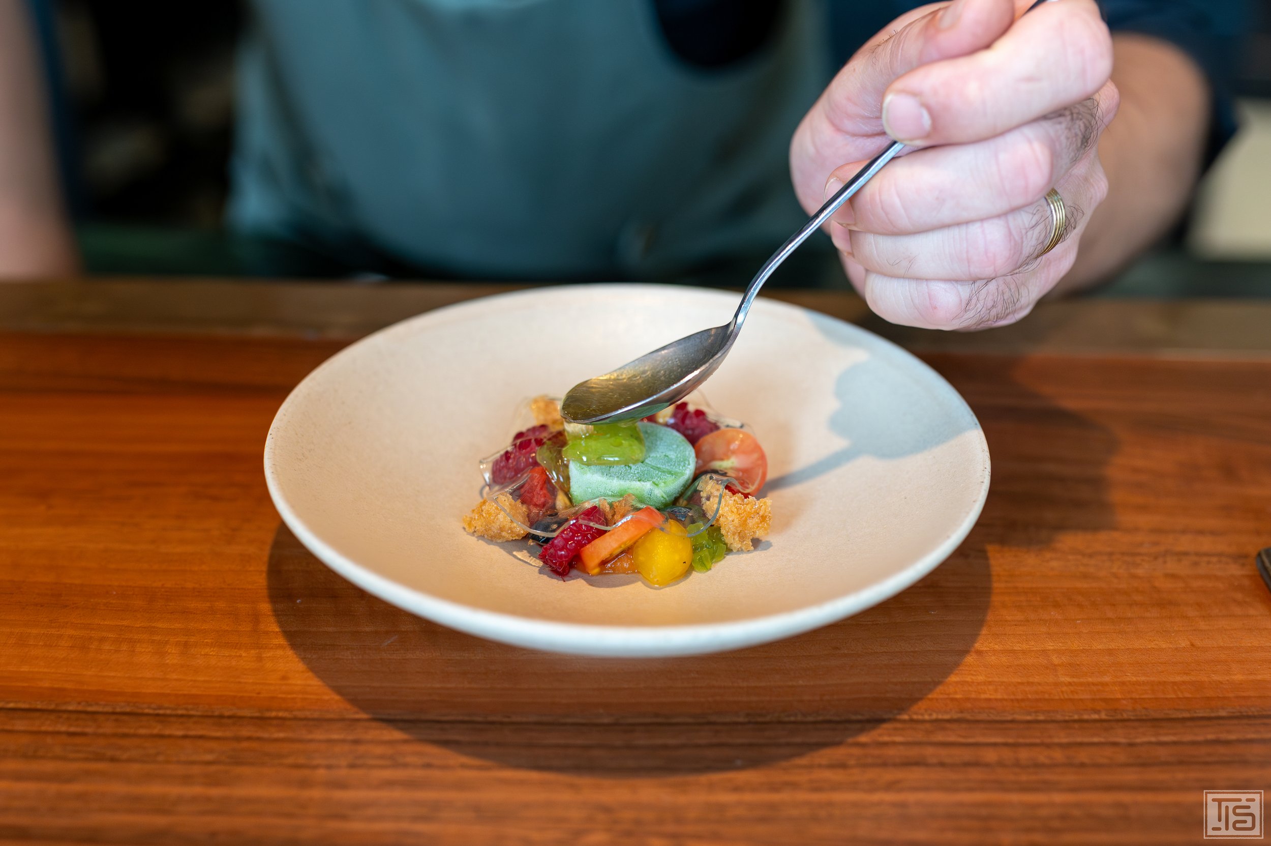 Tomatensalat mit Himbeeren, Verbene und Gurkensorbet wird angerichtet, The Counter Zürich