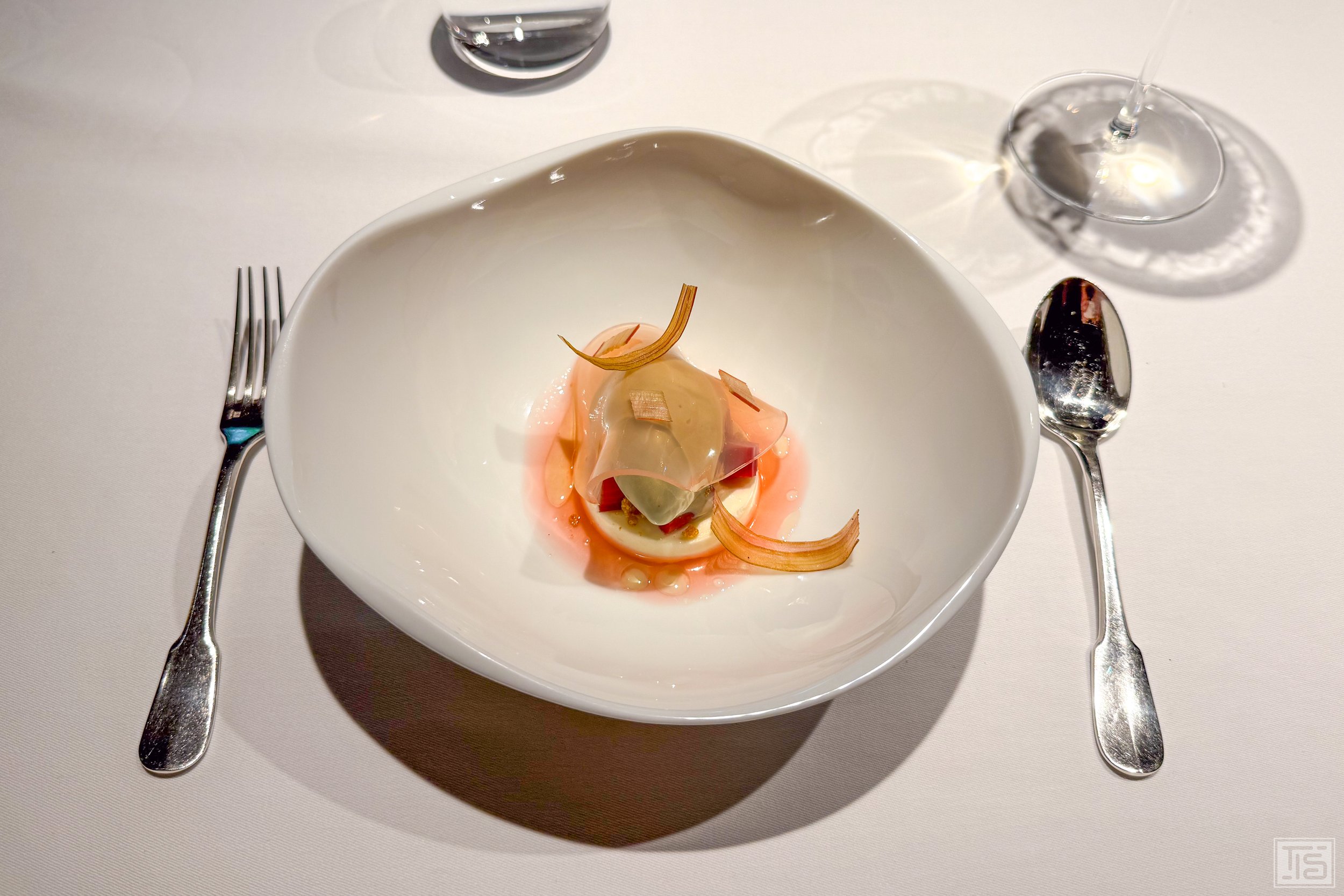 Wildwuchs-Dessert mit Rhabarber, Beifuss-Eis und Chardonnay-Mousse im L'Effervescence Tokio
