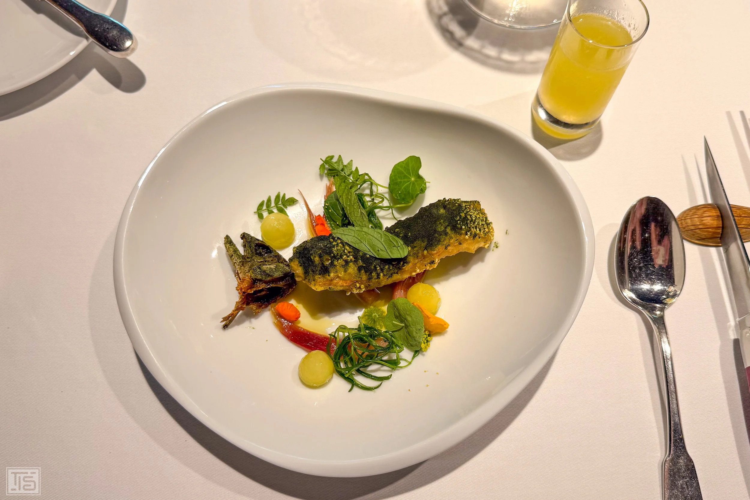 Frittierter Ayu mit Tomaten-Melonen-Gazpacho und Myoga im L'Effervescence Tokio