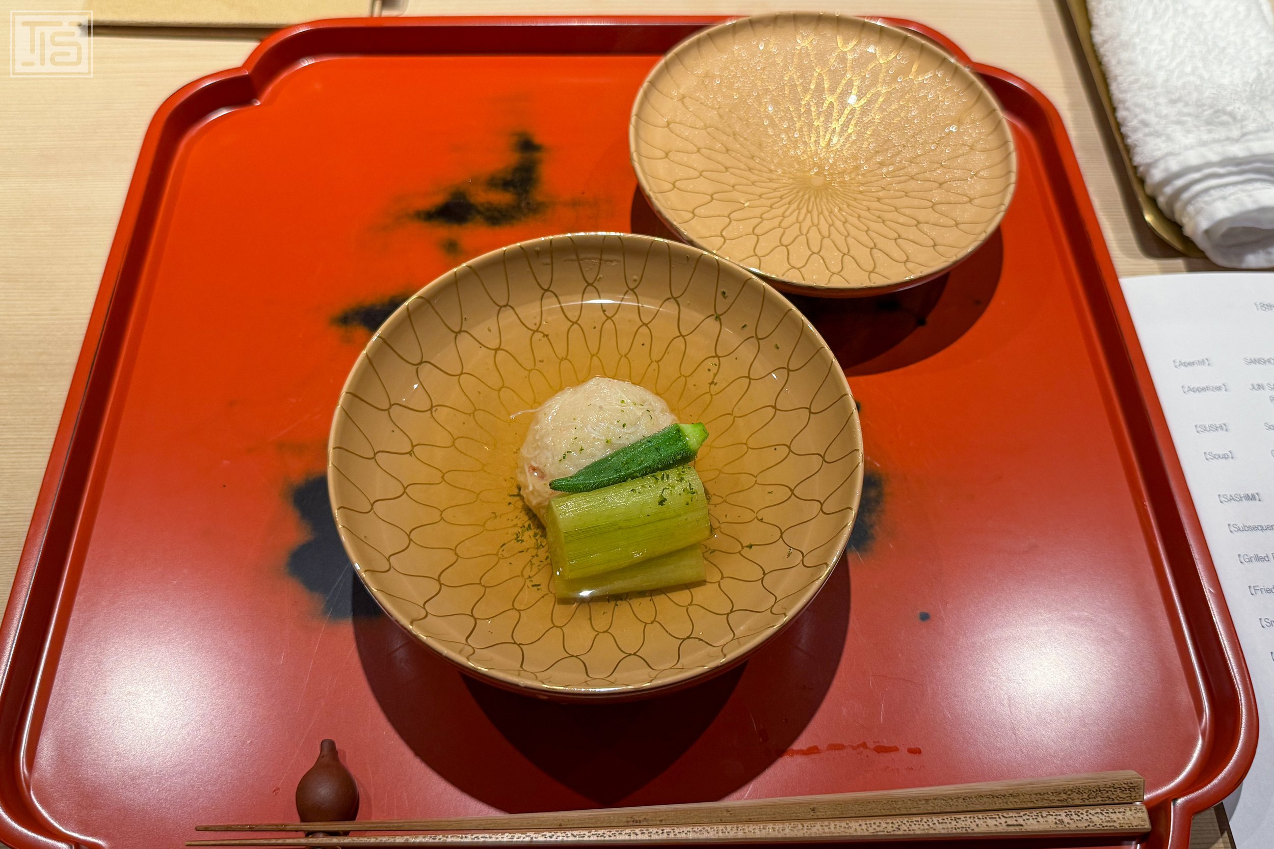Klare Dashi, Lotuswurzelkuchen, Taro-Stiel, Okra im Gion Nishikawa