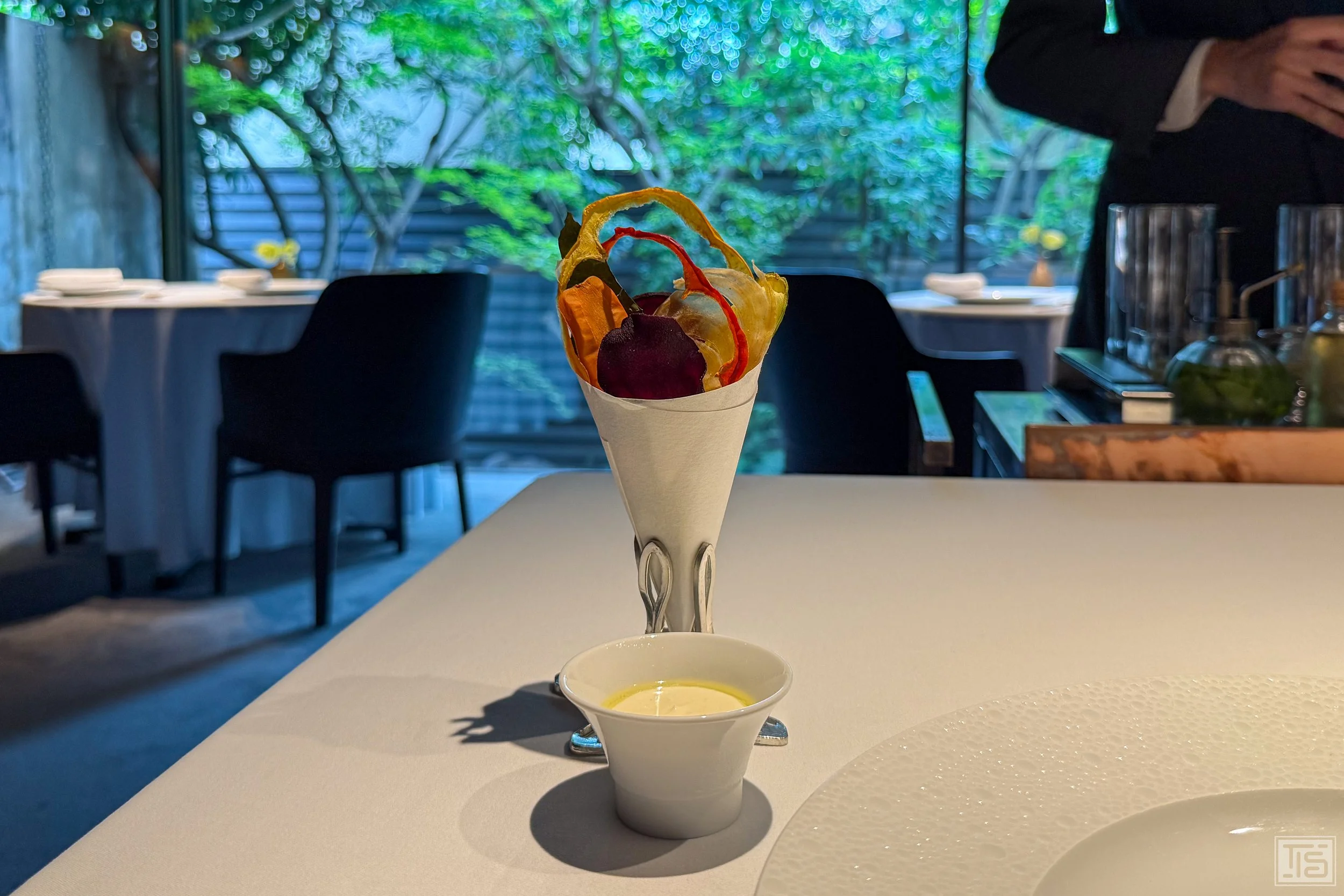 Omotenashi-Cocktail mit knusprigem Gemüse und Tofu-Sour-Cream-Dip im L'Effervescence Tokio