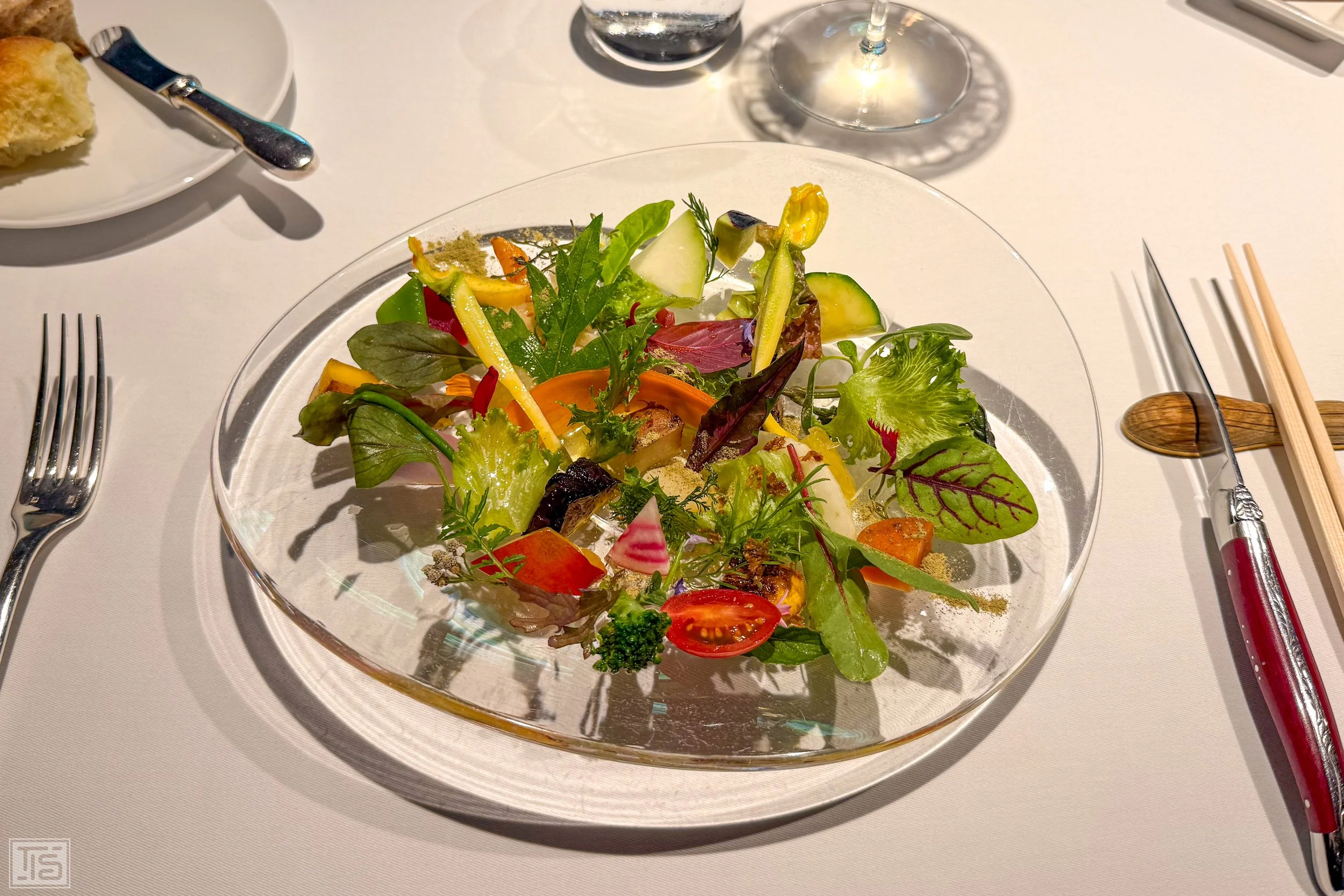 Nahaufnahme des Gemüse- und Blütensalats Ars longa, vita brevis im L'Effervescence Tokio