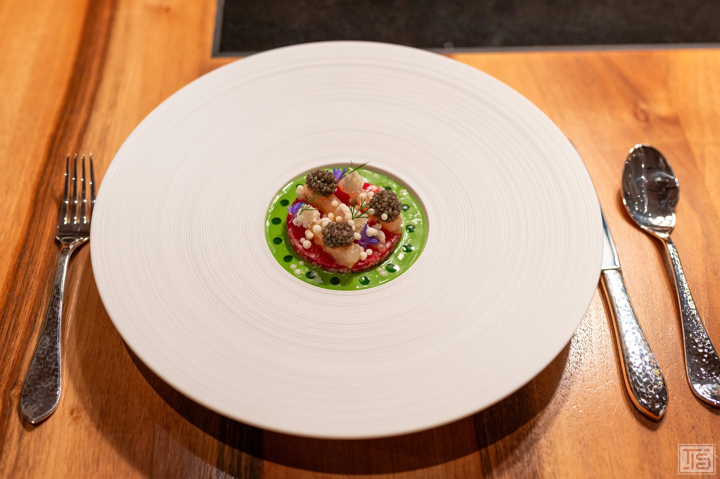 Stefan Heilemanns Signature Gericht Balfego Thunfisch mit Gambas und Kaviar im Widder Restaurant Zuerich