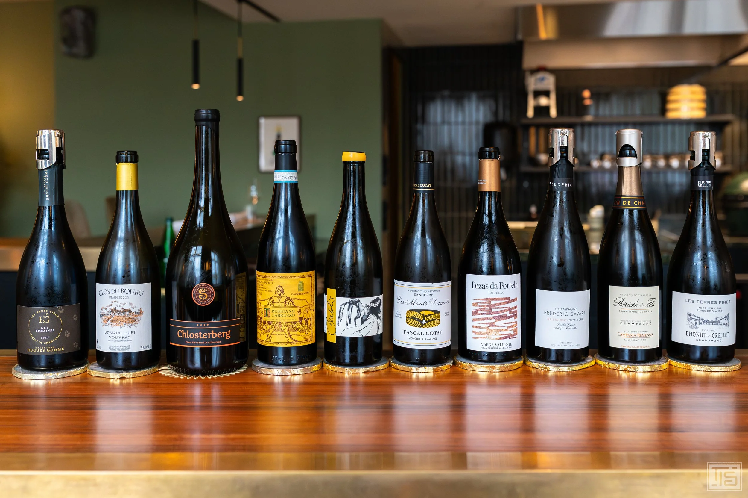 Weinbegleitung von Sommelière Florentina Birlo, Flaschenreihe im The Counter Zürich