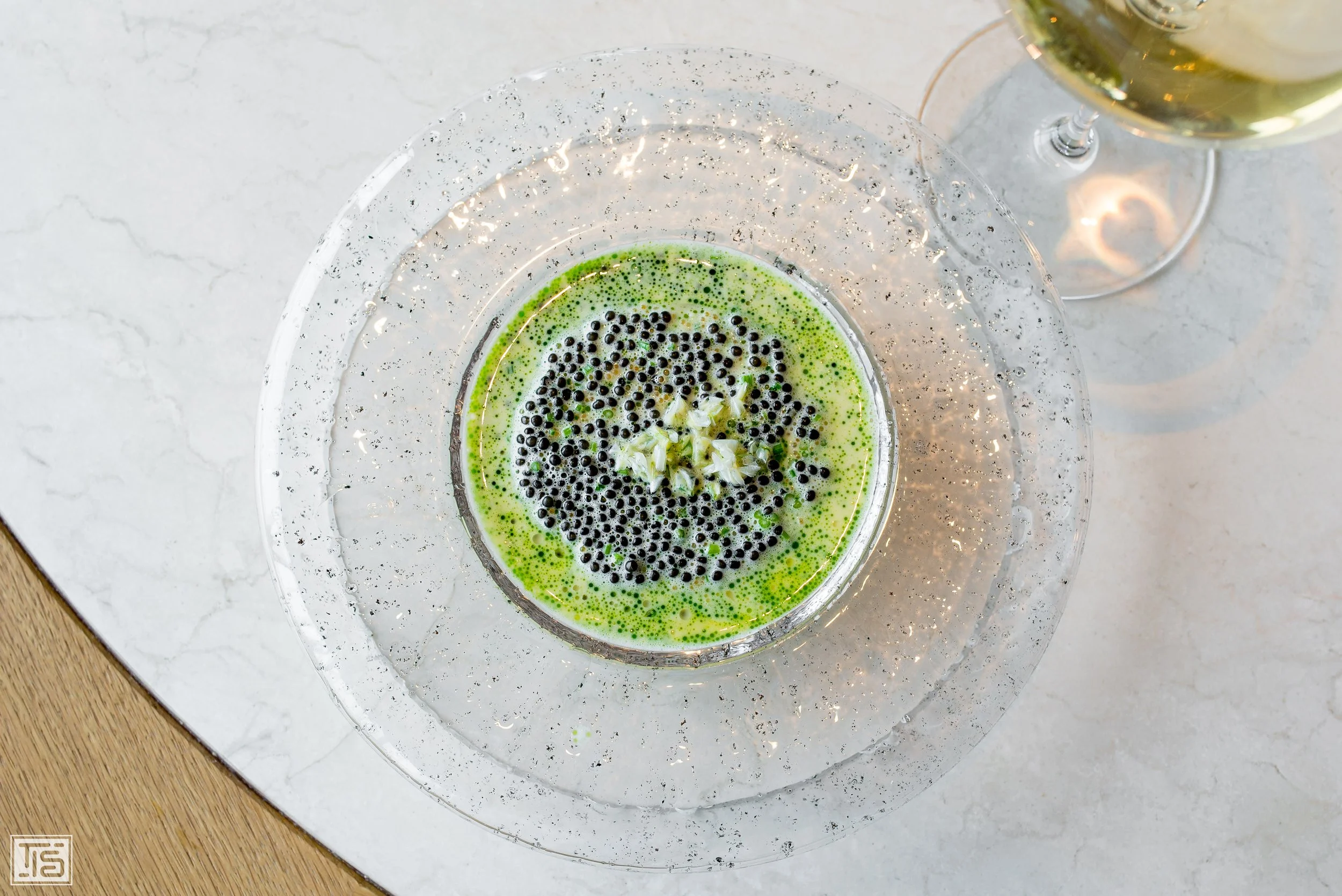 Signature Gericht Kaviar und Seehecht von Rasmus Kofoed im drei Michelin Sterne Geranium in Kopenhagen