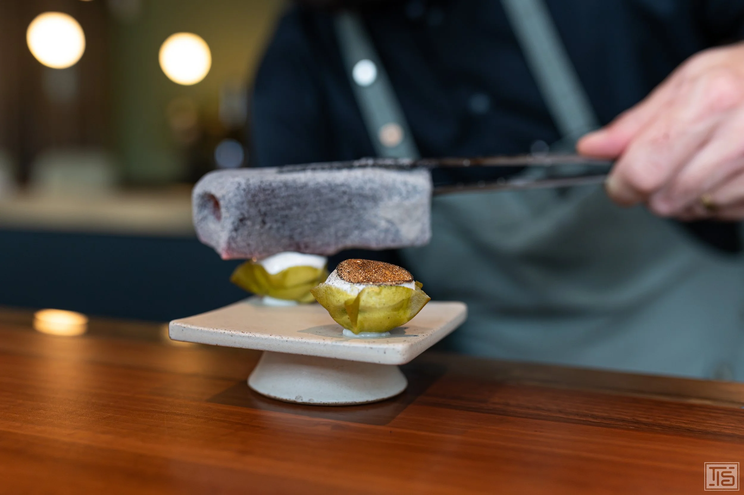 Koch grillt Schaum mit heisser Binchotankohle über Apfel-Sauerampfer-Dessert, The Counter Zürich
